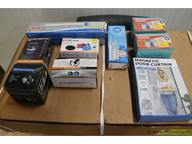 Partij diversen bestaande uit o.a. horgordijn, waslijn, solar sensor mosquito killer & plakbandhouder - afbeelding 1 van  11
