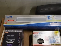 Partij diversen bestaande uit o.a. horgordijn, waslijn, solar sensor mosquito killer & plakbandhouder - afbeelding 5 van  11