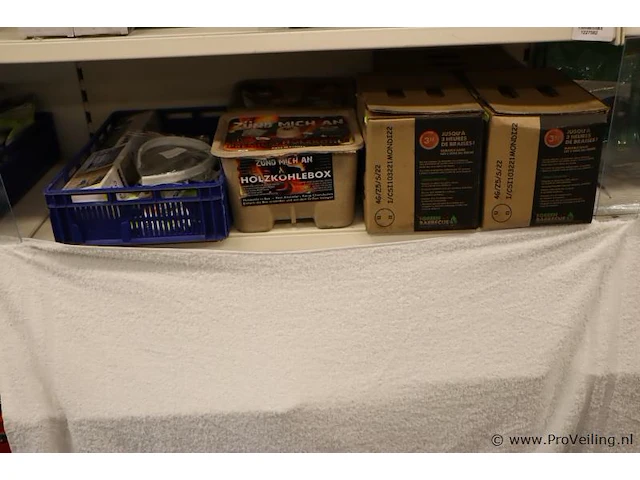 Partij diversen bestaande uit o.a. houtskool box, gereedschapshouder & tuinslangaccessoires - afbeelding 1 van  5