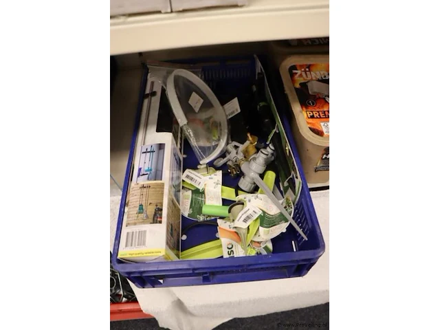 Partij diversen bestaande uit o.a. houtskool box, gereedschapshouder & tuinslangaccessoires - afbeelding 5 van  5