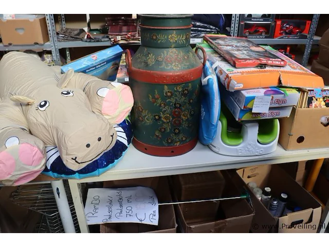 Partij diversen bestaande uit o.a. melkbus, ventilator, road signs, kinderstoeltje & stripboeken (100 stuks) - afbeelding 1 van  6