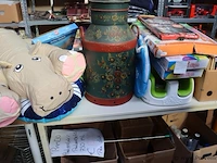 Partij diversen bestaande uit o.a. melkbus, ventilator, road signs, kinderstoeltje & stripboeken (100 stuks) - afbeelding 1 van  6