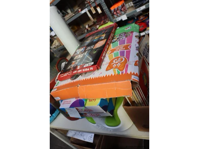 Partij diversen bestaande uit o.a. melkbus, ventilator, road signs, kinderstoeltje & stripboeken (100 stuks) - afbeelding 4 van  6