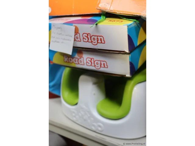 Partij diversen bestaande uit o.a. melkbus, ventilator, road signs, kinderstoeltje & stripboeken (100 stuks) - afbeelding 5 van  6