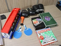 Partij diversen bestaande uit o.a. monopoly, bokshandschoenen, ludo, racebaan & tafeltennis batjes - afbeelding 1 van  12