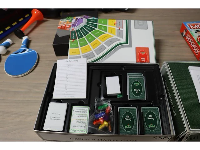 Partij diversen bestaande uit o.a. monopoly, bokshandschoenen, ludo, racebaan & tafeltennis batjes - afbeelding 7 van  12