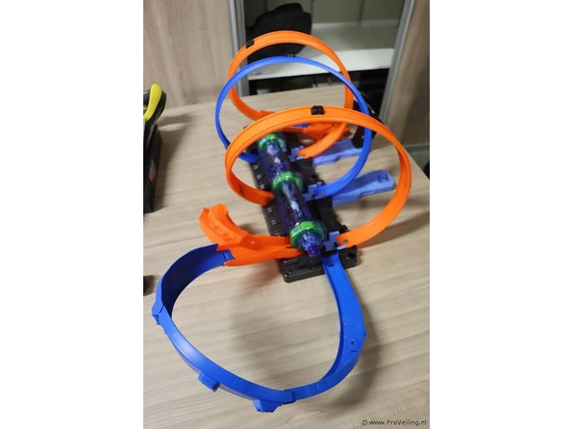 Partij diversen bestaande uit o.a. monopoly, bokshandschoenen, ludo, racebaan & tafeltennis batjes - afbeelding 2 van  12