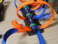 Partij diversen bestaande uit o.a. monopoly, bokshandschoenen, ludo, racebaan & tafeltennis batjes - afbeelding 2 van  12