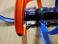 Partij diversen bestaande uit o.a. monopoly, bokshandschoenen, ludo, racebaan & tafeltennis batjes - afbeelding 3 van  12