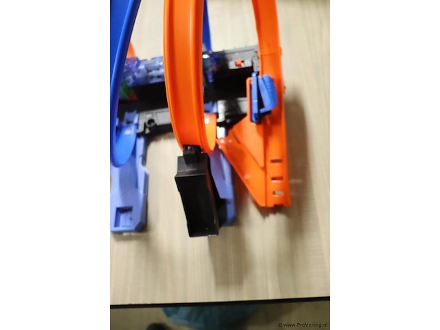 Partij diversen bestaande uit o.a. monopoly, bokshandschoenen, ludo, racebaan & tafeltennis batjes - afbeelding 4 van  12