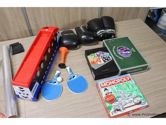 Partij diversen bestaande uit o.a. monopoly, bokshandschoenen, ludo, racebaan & tafeltennis batjes - afbeelding 1 van  12