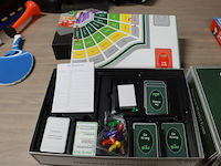 Partij diversen bestaande uit o.a. monopoly, bokshandschoenen, ludo, racebaan & tafeltennis batjes - afbeelding 7 van  12