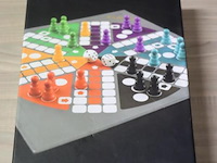 Partij diversen bestaande uit o.a. monopoly, bokshandschoenen, ludo, racebaan & tafeltennis batjes - afbeelding 8 van  12