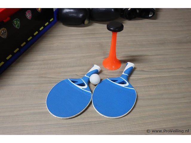Partij diversen bestaande uit o.a. monopoly, bokshandschoenen, ludo, racebaan & tafeltennis batjes - afbeelding 9 van  12
