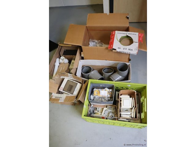 Partij diversen bestaande uit o.a. pvc-buisfittingen, schakelmateriaal & kabelschoen - afbeelding 1 van  8
