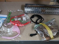 Partij diversen bestaande uit o.a. tandenborstels, decoratieve huisjes, puzzel, fietshelmen; kaarsen & dierenhalsbanden - afbeelding 2 van  11