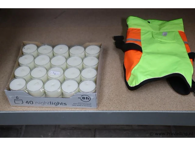 Partij diversen bestaande uit o.a. tandenborstels, decoratieve huisjes, puzzel, fietshelmen; kaarsen & dierenhalsbanden - afbeelding 3 van  11