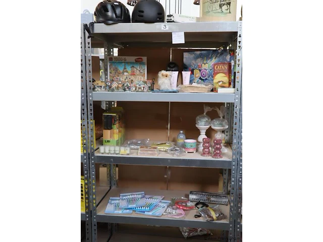 Partij diversen bestaande uit o.a. tandenborstels, decoratieve huisjes, puzzel, fietshelmen; kaarsen & dierenhalsbanden - afbeelding 1 van  11