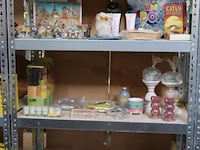 Partij diversen bestaande uit o.a. tandenborstels, decoratieve huisjes, puzzel, fietshelmen; kaarsen & dierenhalsbanden - afbeelding 1 van  11
