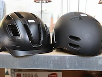 Partij diversen bestaande uit o.a. tandenborstels, decoratieve huisjes, puzzel, fietshelmen; kaarsen & dierenhalsbanden - afbeelding 5 van  11