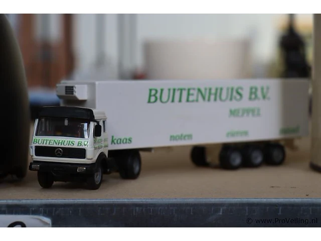 Partij diversen bestaande uit o.a. tandenborstels, decoratieve huisjes, puzzel, fietshelmen; kaarsen & dierenhalsbanden - afbeelding 6 van  11