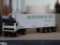 Partij diversen bestaande uit o.a. tandenborstels, decoratieve huisjes, puzzel, fietshelmen; kaarsen & dierenhalsbanden - afbeelding 6 van  11