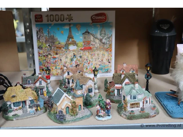 Partij diversen bestaande uit o.a. tandenborstels, decoratieve huisjes, puzzel, fietshelmen; kaarsen & dierenhalsbanden - afbeelding 7 van  11