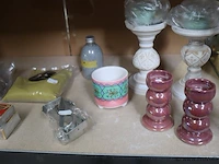 Partij diversen bestaande uit o.a. tandenborstels, decoratieve huisjes, puzzel, fietshelmen; kaarsen & dierenhalsbanden - afbeelding 9 van  11