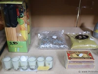 Partij diversen bestaande uit o.a. tandenborstels, decoratieve huisjes, puzzel, fietshelmen; kaarsen & dierenhalsbanden - afbeelding 10 van  11