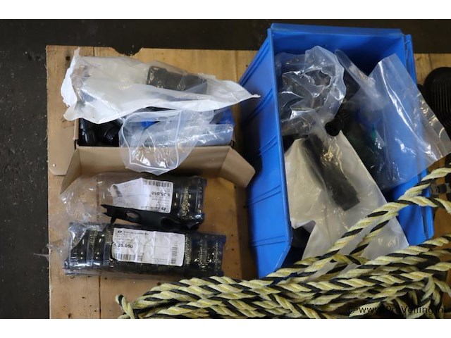 Partij diversen bestaande uit o.a. touw, ijzerdraad, draadeinden & growatt wireless monitoring - afbeelding 9 van  11