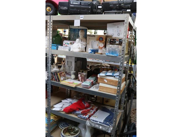 Partij diversen bestaande uit o.a. woondecoratie, radio's, glazen, zwembroeken, delftsblauw borden; nieuw en gebruikt - afbeelding 1 van  11
