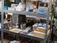 Partij diversen bestaande uit o.a. woondecoratie, radio's, glazen, zwembroeken, delftsblauw borden; nieuw en gebruikt - afbeelding 1 van  11