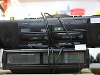 Partij diversen bestaande uit o.a. woondecoratie, radio's, glazen, zwembroeken, delftsblauw borden; nieuw en gebruikt - afbeelding 4 van  11