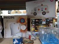 Partij diversen bestaande uit o.a. woondecoratie, radio's, glazen, zwembroeken, delftsblauw borden; nieuw en gebruikt - afbeelding 6 van  11