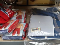 Partij diversen bestaande uit o.a. woondecoratie, radio's, glazen, zwembroeken, delftsblauw borden; nieuw en gebruikt - afbeelding 10 van  11