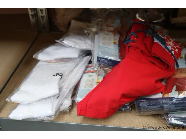 Partij diversen bestaande uit o.a. woondecoratie, radio's, glazen, zwembroeken, delftsblauw borden; nieuw en gebruikt - afbeelding 11 van  11