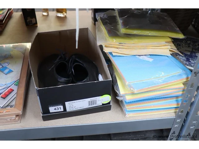 Partij diversen bestaande uit o.a. woondecoratie, werkschoenen, vaatdoekjes & muziekcd's - afbeelding 4 van  12