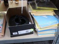 Partij diversen bestaande uit o.a. woondecoratie, werkschoenen, vaatdoekjes & muziekcd's - afbeelding 4 van  12