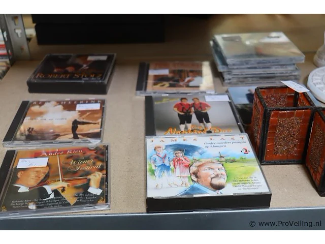 Partij diversen bestaande uit o.a. woondecoratie, werkschoenen, vaatdoekjes & muziekcd's - afbeelding 10 van  12