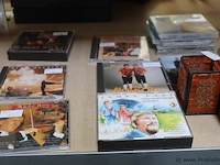 Partij diversen bestaande uit o.a. woondecoratie, werkschoenen, vaatdoekjes & muziekcd's - afbeelding 10 van  12