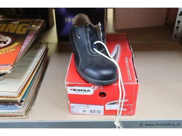 Partij diversen bestaande uit o.a. woondecoratie, werkschoenen, vaatdoekjes & muziekcd's - afbeelding 12 van  12