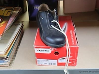 Partij diversen bestaande uit o.a. woondecoratie, werkschoenen, vaatdoekjes & muziekcd's - afbeelding 12 van  12