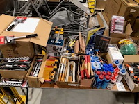 Partij diversen gereedschappen op tafel - afbeelding 4 van  14