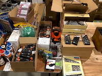 Partij diversen gereedschappen op tafel - afbeelding 6 van  14