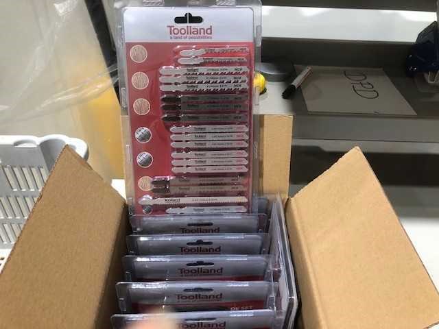 Partij diversen gereedschappen op tafel - afbeelding 1 van  14