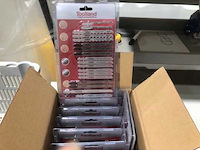 Partij diversen gereedschappen op tafel - afbeelding 1 van  14