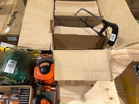 Partij diversen gereedschappen op tafel - afbeelding 12 van  14