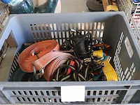 Partij diversen in krat bestaande uit o.a. spanbanden, compressor & slijpschijven - afbeelding 1 van  4