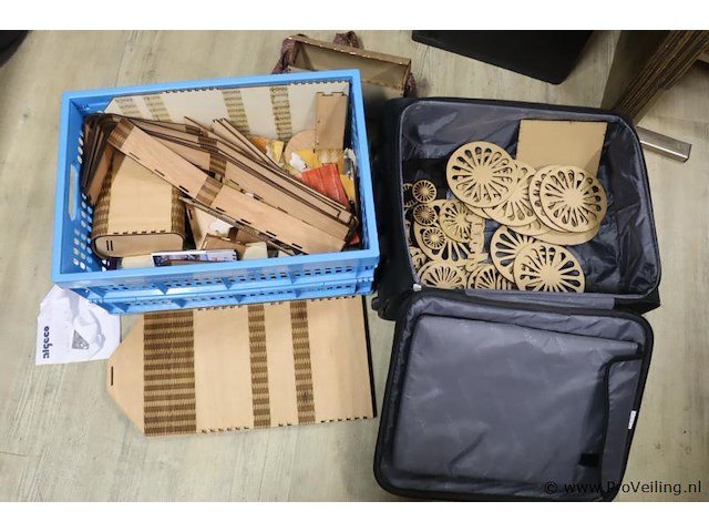 Partij diversen in krat/koffer - afbeelding 1 van  6