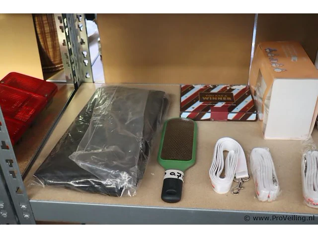 Partij diversen in stelling o.a. decoratieve lampen, koksbuizen & verzamelitems - afbeelding 2 van  11
